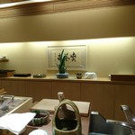 鮨みなと - 白木のカウンターのみ