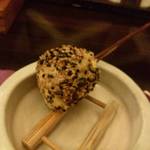 あんどん亭 - 山芋串。黒胡麻が香ばしいです。