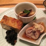 Yama saki - 前菜盛り合わせ：子持ちヤリイカ・海苔の佃煮・筍とぜんまいと豆の煮もの・玉子焼き