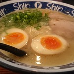 博多らーめん ShinShin - 煮たまご入りラーメン