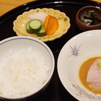 まき村 - お食事：魚沼産コシヒカリ、鯛茶漬け、香の物
