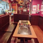 凡 - 奥のテーブルで8名のご予約の場合。