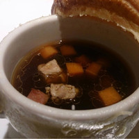 メゾン ポール・ボキューズ - かなり動物よりも野菜の香りと主張が強くなるスープなのでパイを入れた方が美味。
