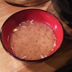 夜ノ焼魚 ちょーちょむすび - サービスのお味噌汁