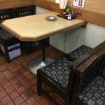 丸萬 - (内観)テーブル席