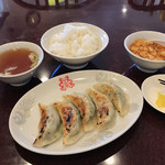 日華飯店 - 餃子定食750円也の全貌。