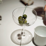 レフェルヴェソンス - 香川県産の国産のオリーブ。串に刺さっているのが塩漬けにしたプレーンのもの、刺さっていないのがクロモジの木の香りをうつしたもの