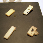 レフェルヴェソンス - 西と東と～チーズたち　あるいは　お野菜たちのチーズ、左手前はあらまささんの酒粕に漬け込んだ"りんどう"というチーズ、対角線上の青いチーズが北海道の江丹別（えたんべつ）の"青いチーズ"というブルーチーズ、右手前はイタリアのセミハードのテストゥン・アル・バローロ、最後に左奥のスイスのエティバ、ハチミツと一緒に...