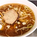 大勝 - ラーメン小（麺１玉） 620円  煮干し、醤油、油…永福町大勝軒の基本要素はばっちりです。