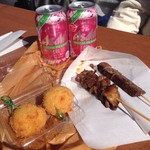 松田山ハーブガーデン　 - 屋台で買った足柄牛串(400円)&牛すじ串(300円)&みかんコロッケ(2個300円)&缶ビール(1本400円)