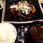 暫 - 牛もつ定食　2,000円