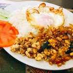 タイ料理 メーパオ - パッガパオガイカイダーオ