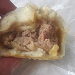 老蔡水煎包 - 肉汁が中から溢れる位出て来るジューシーな肉まん、１５元はお買い得です。
            