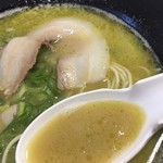ラーメン海鳴 - ジェノバ入りの為緑掛かったスープ