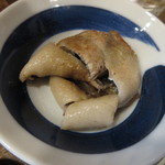 立ち呑みのさのや - サービスのよこわの皮焼き