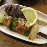 立ち呑みのさのや - 牛カルビ串 200円・ねぎま 120円　(2017.2)