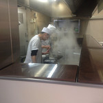 中華麺店 喜楽 - カウンターより厨房 Feb/2017