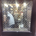 中華麺店 喜楽 - 外から厨房 Feb/2017