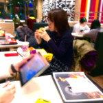 マクドナルド - 店内風景。動画を見たり受験勉強をしたり夕食を摂ったりと、人それぞれのマック。ちなみに私は食べログ、なう。