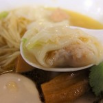 ラーメン星印 - 餡がたっぷりのワンタン熱々です