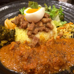 SPICY CURRY 魯珈 - ろかプレート カレーはチキンを選択 950円税込