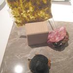 ル・ヴァンキャトル - アミューズ・ブーシュ（コガネウニと岩海苔のチュイルほか）