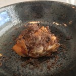 ラ　マティエール　エフ - 玉ねぎとベーコンのグラタン パートフィロ包み トリュフ