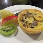 Guan Ding tea house  - キッシュ１２０元、フルーツもキッシュには添えられてました。
            