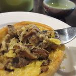 Guan Ding tea house  - キッシュはキノコのキッシュを選んでみました。
            
            本当に寒い一日だったんで此処での温かいお茶は生き返った感じでしたよ。