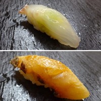 鮨おかだ - ◆上：天然鮃（福岡）・・シャリとの間に「穂紫蘇」が挟んであります。甘みを感じます。 ◆下：鯛（福岡）・・ゴマダレに漬けた鯛の握りは、初めていただきました。