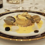 リーガロイヤルホテル京都 - 舌平目と帆立貝のムース、牡蠣のヴァプール　サフラン風味のソース