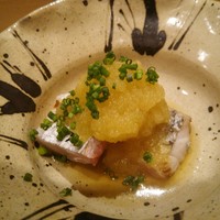 寿司つばさ - 姪浜の太刀魚、辛味大根添え  皮目だけ炙った太刀魚は何とも言えない歯応えがありこの日一番のヒットでした♪辛味大根にも味が付けられお酒が進みます♪