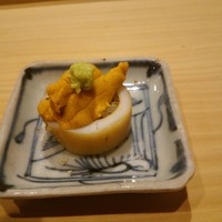 寿司つばさ - 烏賊の印籠詰め、ふきのとうを混ぜたシャリが詰められてます♪雲丹をトッピング♪