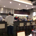 麺匠至誠 - 店内風景(カウンター)。モダンなデザインの店内。BGMはラップだった。