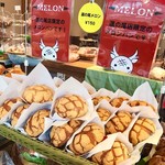 BAKE - 道ノ尾メロン、買っている間にも次々に売れて補充されてました。