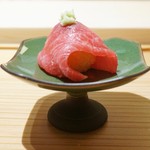 寿しの吉乃 - 半熟うずらの卵フライの上に大間の鮪