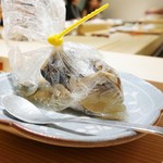 寿しの吉乃 - 蛤にボルディエ海草バターをのせて