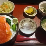 Asakusatsukumo - いくらとサーモンの定食