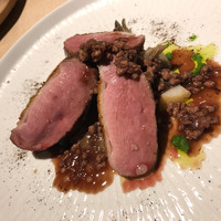 TTOAHISU - この日のメインは、北海道の鴨肉。この断面の美しさは、もはや芸術的。