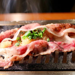 焼肉ホルモンせいご - 名物三秒ロース調理中