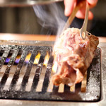 焼肉ホルモンせいご - 名物三秒ロース完成！