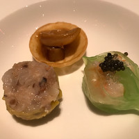 チャイナルーム - キャビアと燕の巣のせ翡翠餃子、フォアグラ入り鮑パイ、海老入りトリュフ焼売