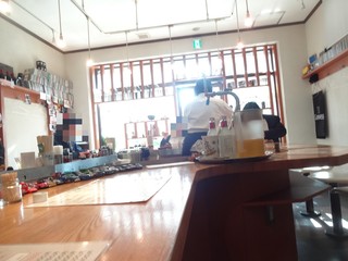 東京担担麺本舗 ゴマ屋 - 明るい日差しが眩しい位