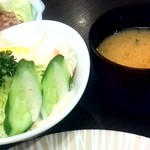 松阪まるよし - セットのサラダと味噌汁