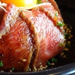 Yakiniku Ryuuen - ＊お肉は程よいサシでクドクなく柔らかくて美味しいですね。タレは少し甘めですが、これ好みですね。 盛り付けも美しく、この品を1300円程度でいただけるのは嬉しい。