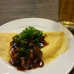 串焼 たくみ - 串焼屋の特製ハラミデミ風ソースのオムレツ