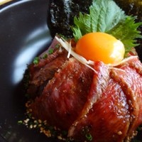 焼肉 龍園 西中洲店 - ◆氷点下エイジング 熟成丼・・「氷点下エイジング」で72時間熟成した黒毛和牛の前バラを使用しているとか。 お肉自体もキレイですし、生卵や韓国海苔が添えられています。