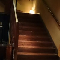 赤坂うまや - ２階にいく階段。
