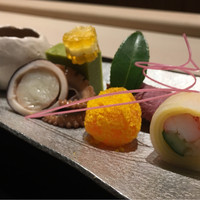 西麻布 いちの - 甘酢漬けにした大根と錦糸卵で蟹と胡瓜、ガリを巻いた砧巻きが美味しい！グリーンピースとすり身の翡翠卵、梅バター、海月の甘酢醤油づけ生姜の風味、温度卵を西京味噌につけて。少し飯蛸の火入れが古典的で強い。