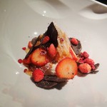 エクアトゥール - ヨーグルトとキルシュのアイスストロベリーと黒トリュフ